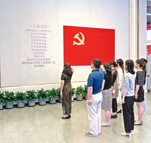 中 젊은층, 공산당 입당 선서