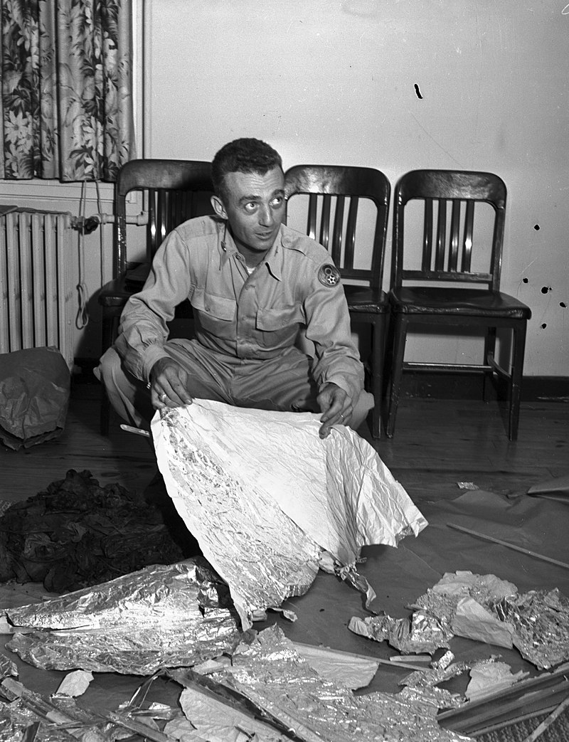 1947년 미국 뉴멕시코주 로스웰에서 미확인비행물체(UFO) 추락 사건에 대한 의문이 제기되자 그해 7월 8일 조시 마셀 소령이 문제의 잔해를 들어보이고 있다.