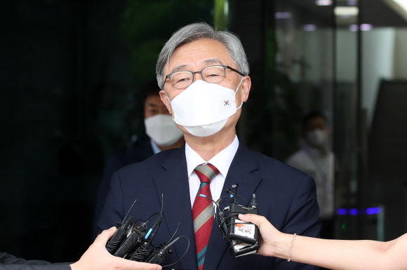 야권의 잠재적 대권주자로 거론되는 최재형 감사원장이 28일 오전 서울 종로구 감사원으로 출근하며 취재진에게 감사원장 사퇴 등 거취와 관련해 입장을 밝히고 있다. 2021.6.28  연합뉴스