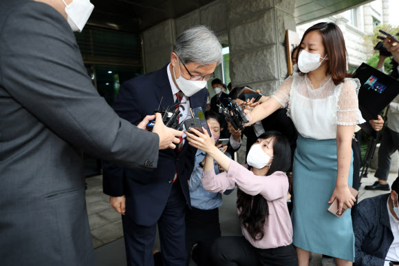 야권의 잠재적 대권주자로 거론되는 최재형 감사원장이 28일 오전 서울 종로구 감사원으로 출근하며 감사원장 사퇴 등 거취와 관련해 입장을 밝힌 뒤 인사하고 있다. 2021.6.28  연합뉴스