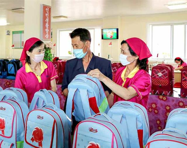 북한 노동당 기관지 노동신문은 28일 ‘지역의 경제적 토대와 잠재력을 최대한 동원 이용하여’라는 제목으로 사진 여러 장을 공개했다. 사진은 가방을 생산 중인 신의주가방공장 내부 모습.  평양 노동신문 뉴스1