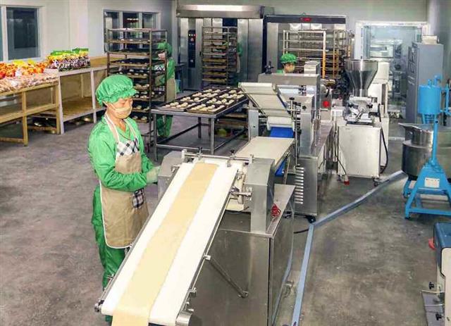 북한 노동당 기관지 노동신문은 28일 ‘지역의 경제적 토대와 잠재력을 최대한 동원 이용하여’라는 제목으로 사진 여러 장을 공개했다. 사진은 식품을 생산 중인 장자산종합식료공장 내부 모습.  평양 노동신문 뉴스1