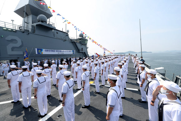 28일 오전 경남 창원시 진해구 진해 군항 내 마라도함 비행 갑판에서 해군의 대형 수송함 마라도함(1만4천500t급) 취역식이 거행되고 있다.  마라도함은 독도함 이후 14년 만의 대형수송함으로 최신 장비를 탑재했다. 2021.6.28  연합뉴스