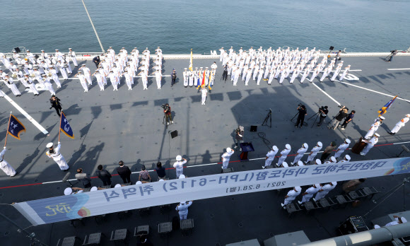 28일 오전 경남 창원시 진해구 진해 군항 내 마라도함 비행 갑판에서 해군의 대형 수송함 마라도함(1만4천500t급) 취역식이 거행되고 있다.  마라도함은 독도함 이후 14년 만의 대형수송함으로 최신 장비를 탑재했다. 2021.6.28  연합뉴스