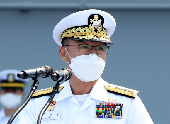 부석종 해군 참모총장이 28일 오전 경남 창원시 진해구 군항 내 마라도함 비행 갑판에서 열린 마라도함(1만4천500t급) 취역식에서 훈시하고 있다. 마라도함은 독도함 이후 14년 만의 대형수송함으로 최신 장비를 탑재했다. 2021.6.28  연합뉴스