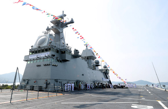 28일 오전 경남 창원시 진해구 군항 내 마라도함 비행 갑판에서 열린 마라도함(1만4천500t급) 취역식에서 참석자들이 갑판 위를 이동하고 있다. 마라도함은 독도함 이후 14년 만의 대형수송함으로 최신 장비를 탑재했다. 2021.6.28  연합뉴스