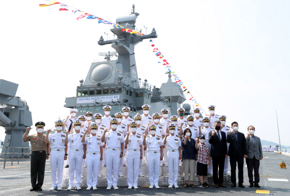 부석종 해군 참모총장 등 참석 내빈이 28일 오전 경남 창원시 진해구 군항 내 마라도함 비행 갑판에서 열린 마라도함(1만4천500t급) 취역식에서 기념 촬영을 하고 있다. 마라도함은 독도함 이후 14년 만의 대형수송함으로 최신 장비를 탑재했다. 2021.6.28  연합뉴스
