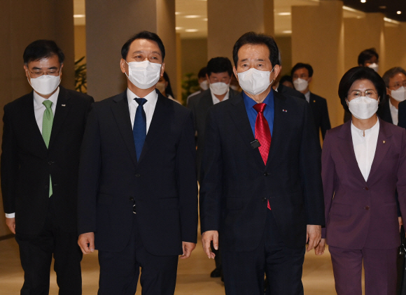 여권 대선 후보인 정세균 전 국무총리와 이광재 더불어민주당 의원이 28일 오전  단일화 추진 발표 기자회견를 위해 서울 영등포구 한국거래소로 들어서고 있다.2021. 6. 28  김명국 선임기자 daunso@seoul.co.kr