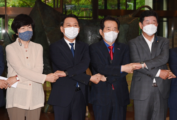 여권 대선 후보인 정세균 전 국무총리와 이광재 더불어민주당 의원이 28일 오전 서울 영등포구 한국거래소에서 단일화 추진 발표 기자회견에 앞서 결의를 다지고 있다.2021. 6. 28  김명국 선임기자 daunso@seoul.co.kr