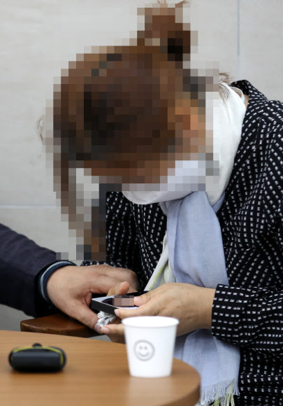 성추행 피해 뒤 극단적 선택을 한 공군 이 모 중사의 모친이 28일 오전 경기 성남의 국군수도병원에서 기자회견을 하던 중 이 모 중사의 사진을 만져보고 있다. 2021.6.28  연합뉴스