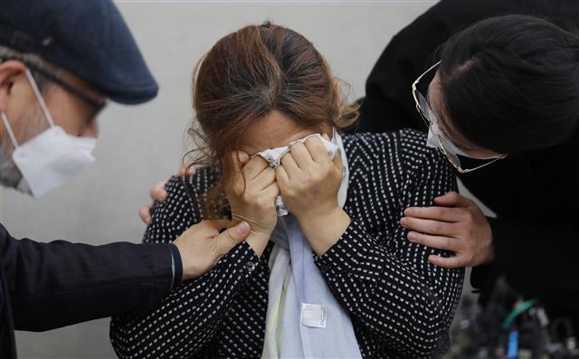 성추행 피해 신고 후 극단적 선택을 한 공군 제20전투비행단 이모 중사의 모친이 28일 오전 경기 성남의 국군수도병원에서 기자회견 중 눈물을 흘리고 있다.  이날 이 중사의 유족 측은 “국방부 수사에 한계를 느낀다”며 국회 차원의 조사를 강력히 요청했다. 이 중사 부친은 문재인 대통령이 ‘엄정 수사’를 지시한 점을 언급하며 “저와 아내는 그런 대통령님의 말씀을 믿고 신뢰하면서 국방부의 수사를 지켜보고 있었다”며 “하지만 지금은 절박한 한계를 느낀다”고 토로했다. 2021.6.28 뉴스1