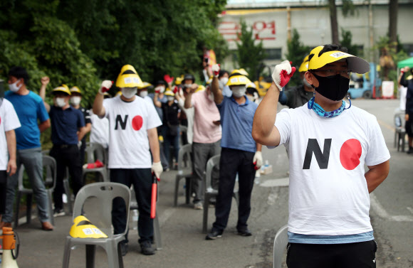 28일 오전 광주 북구 임동 옛 전남방직 공장에서 세입자들이 출입구를 막고 법원의 강제집행을 거부하고 있다.  2021.6.28  연합뉴스