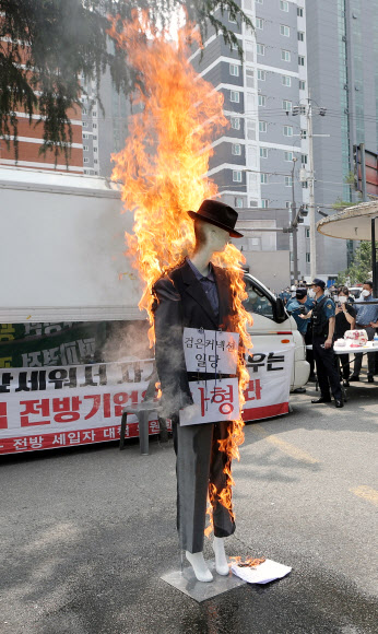 28일 오전 광주 북구 임동 옛 전남방직 공장에서 세입자들이 강제집행을 거부하며 마네킹에 불을 지르는 ‘화형식’ 퍼포먼스가 진행되고 있다. 2021.6.28  연합뉴스