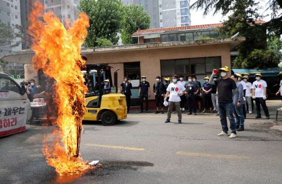 28일 오전 광주 북구 임동 옛 전남방직 공장에서 세입자들이 강제집행을 거부하며 마네킹에 불을 지르는 ‘화형식’ 퍼포먼스가 진행되고 있다. 2021.6.28  연합뉴스