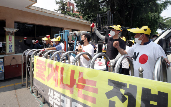28일 오전 광주 북구 임동 옛 전남방직 공장에서 세입자들이 강제집행을 거부하며 출입문을 가로막고 집회를 하고 있다. 2021.6.28  연합뉴스