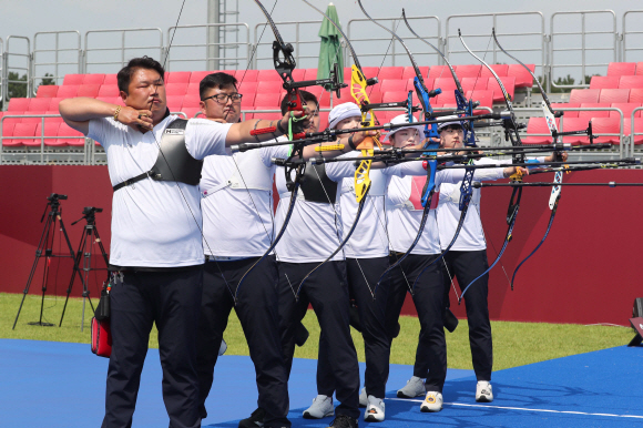 28일 충북 진천국가대표선수촌에서 열린 2020 도쿄올림픽 미디어데이에서 양궁 남녀 국가대표 선수들이 취재진 앞에서 포즈를 취하고 있다. 왼쪽부터 오진혁, 김우진, 김제덕, 장민희, 강채영, 안산 선수. 2021. 6. 28  도쿄올림픽 사진공동취재단