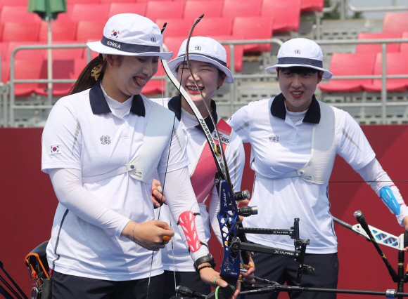 28일 충북 진천국가대표선수촌에서 열린 2020 도쿄올림픽 미디어데이에서 양궁 여자 국가대표 선수들이 취재진 앞에서 포즈를 취하고 있다. 왼쪽부터 장민희, 강채영, 안산 선수. 2021. 6. 28  도쿄올림픽 사진공동취재단
