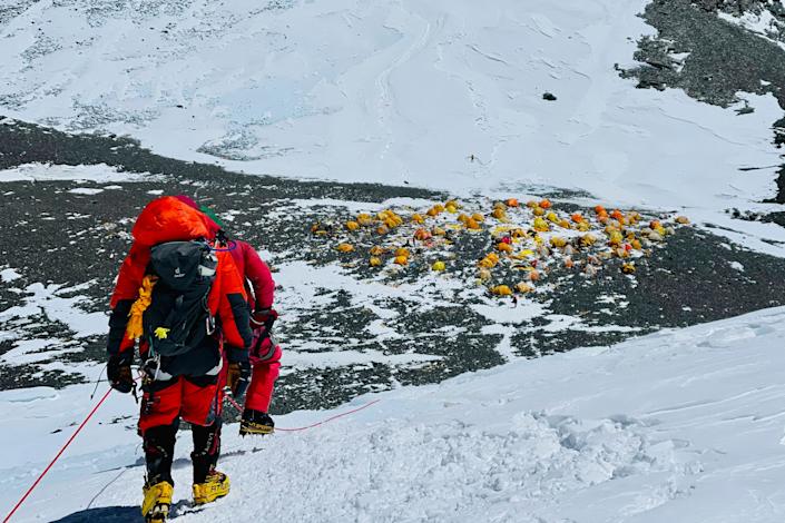 지난달 31일(현지시간) 세계 최고봉 에베레스트를 오르던 두 산악인이 캠프 4에서 아래 베이스캠프를 굽어보고 있다. AFP 자료사진 