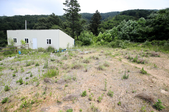 28일 오후 김기표 전 청와대 반부패비서관이 소유한 경기도 광주시 송정동 토지 모습.  김 비서관은 지난 27일 부동산 투기 논란에 휩싸여 사퇴했다. 2021.6.28  연합뉴스