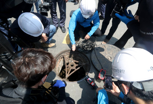 유독가스 측정하는 합동감식반