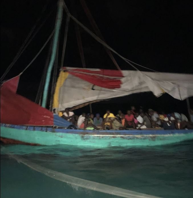 영국령 터크스와 카이코스 제도 경찰이 공개한 아이티 불법이민자들이 탄 선박. 출처:페이스북
