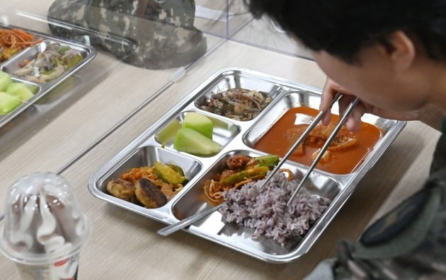 지난 24일 경기 고양시 육군 9사단에서 한 장병이 식사하고 있다. 뉴스1