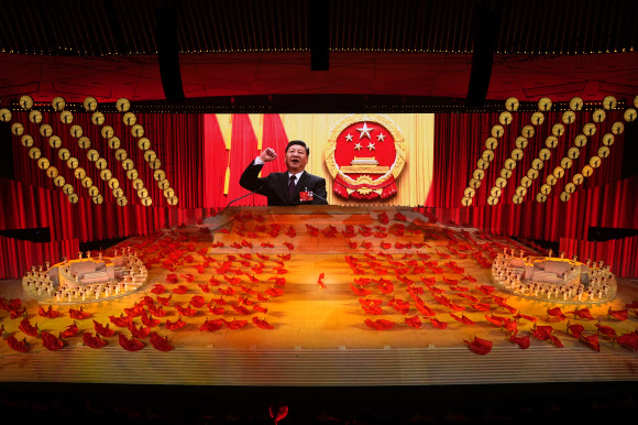 시진핑 띄우는 中… 공산당 100주년 축하 공연 