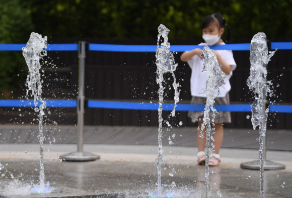 어느덧 분수공원의 시원한 물줄기가 생각나는 여름날이 돌아왔습니다. 그러나 올해도 아이들은 눈으로만 물놀이를 해야 합니다. 멀찍이서 분수를 쳐다보는 아이의 눈엔 아쉬움이 가득합니다. 아이는 그렇게 한참 분수대 주변을 맴돌았다고 합니다. 내년엔 꼭 우리 같이 시원한 물놀이 해요. 박윤슬 기자 seul@seoul.co.kr