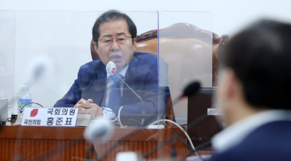 국민의힘 홍준표 의원이 30일 오전 서울 여의도 국회에서 열린 국민의힘 초선 의원 모임인 ‘명불허전보수다’에서 ‘정상국가로 가는 길’을 주제로 강연하고 있다. 2021.6.30  연합뉴스