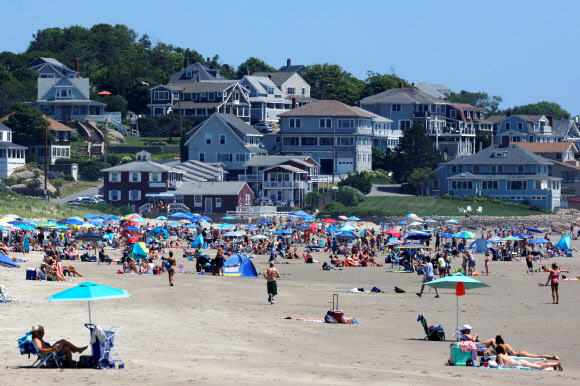 시민들이 29일(현지시간) 미국 매사추세츠주 글로스터의 굿 하버 해변에서 더위를 피해 물놀이를 즐기고 있다. 로이터 연합뉴스