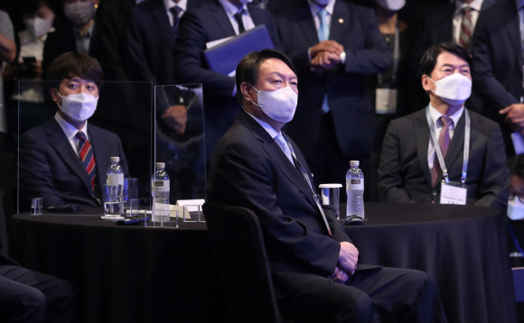 2021년 6월 30일 조선일보 주최로 서울 신라호텔에서 개막한 아시안리더십콘퍼런스에 참석한 국민의힘 이준석 대표와 윤석열 전 검찰총장, 국민의당 안철수 대표가 한 자리에 앉아 국무총리의 축사를 듣고 있다.  2021. 6. 30  국회사진기자단