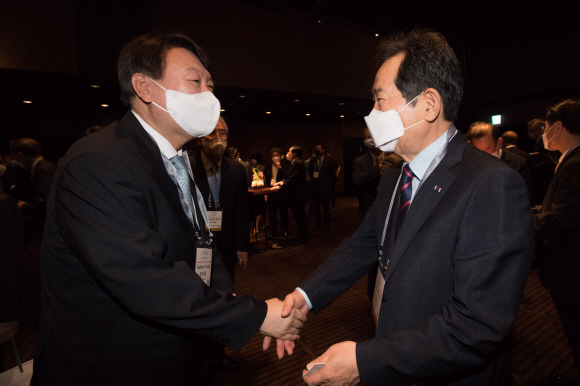 2021년 6월 30일 조선일보 주최로 서울 신라호텔에서 개막한 아시안리더십콘퍼런스 개회식을 앞둔 티타임에서 윤석열 전 검찰총장과 정세균 전 국무총리가 인사를 나누고 있다. 2021. 6. 30  국회사진기자단