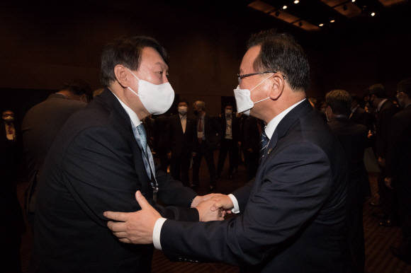 2021년 6월 30일 조선일보 주최로 서울 신라호텔에서 개막한 아시안리더십콘퍼런스 개회식을 앞둔 티타임에서 윤석열 전 검찰총장과 김부겸 국무총리가 인사를 나누고 있다. 2021. 6. 30  국회사진기자단