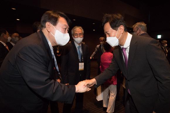 2021년 6월 30일 조선일보 주최로 서울 신라호텔에서 개막한 아시안리더십콘퍼런스 개회식을 앞둔 티타임에서 윤석열 전 검찰총장과 오세훈 서울시장이 인사를 나누고 있다. 2021. 6. 30  국회사진기자단