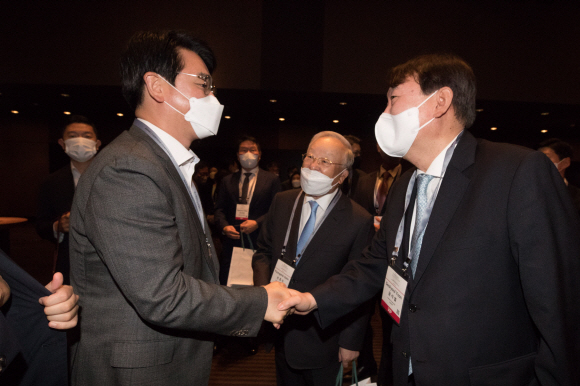 2021년 6월 30일 조선일보 주최로 서울 신라호텔에서 개막한 아시안리더십콘퍼런스 개회식을 앞둔 티타임에서 윤석열 전 검찰총장과 더불어민주당 박용진 의원이 인사를 나누고 있다. 2021. 6. 30  국회사진기자단