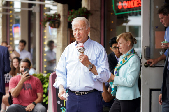 조 바이든 미국 대통령이 29일(현지시간) 위스콘신주의 라크로스에서 인프라 투자와 관련한 행사를 마친 뒤 가게에 들러 아이스크림을 사들고 나오고 있다. 로이터 연합뉴스