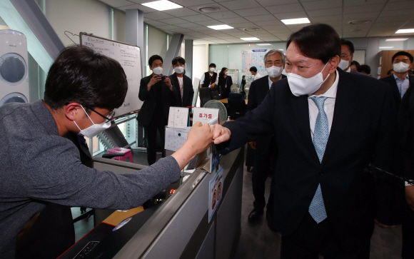 전날 대선출마 선언을 한 윤석열 전 검찰총장이 30일 오전 서울 여의도 국회기자실을 찾아 기자들과 인사를 하고 있다. 2021. 6. 30  김명국 선임기자 daunso@seoul.co.kr