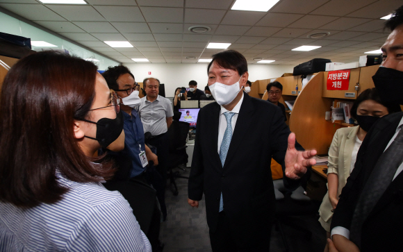 대선 출마를 선언한 윤석열 전 검찰총장이 30일 국회 소통관을 찾아 기자들과 인사하고 있다. 2021. 6. 30  김명국 선임기자 daunso@seoul.co.kr