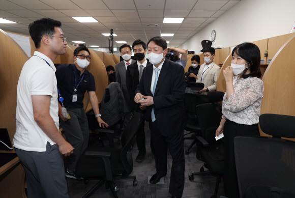 야권 대선주자인 윤석열 전 검찰총장이 30일 오전 국회 소통관을 찾아 출입 기자들과 인사를 나누고 있다. 2021. 6. 30  김명국 선임기자 daunso@seoul.co.kr