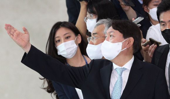 야권 대선주자인 윤석열 전 검찰총장이 30일 오전 국회 소통관을 찾아 출입 기자들과 인사를 마친 뒤 돌아가며 밖을 응시하고 있다. 2021. 6. 30  김명국 선임기자 daunso@seoul.co.kr