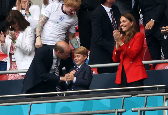 윌리엄 영국 왕세손(왼쪽)과 케이트 미들턴 왕세손빈, 장남 조지 왕자가 29일(현지시간) 런던 웸블리 스타디움에서 열린 2020 유럽축구선수권대회(유로 2020) 16강 잉글랜드 대 독일의 경기를 관람하며 응원하고 있다. 로이터 연합뉴스