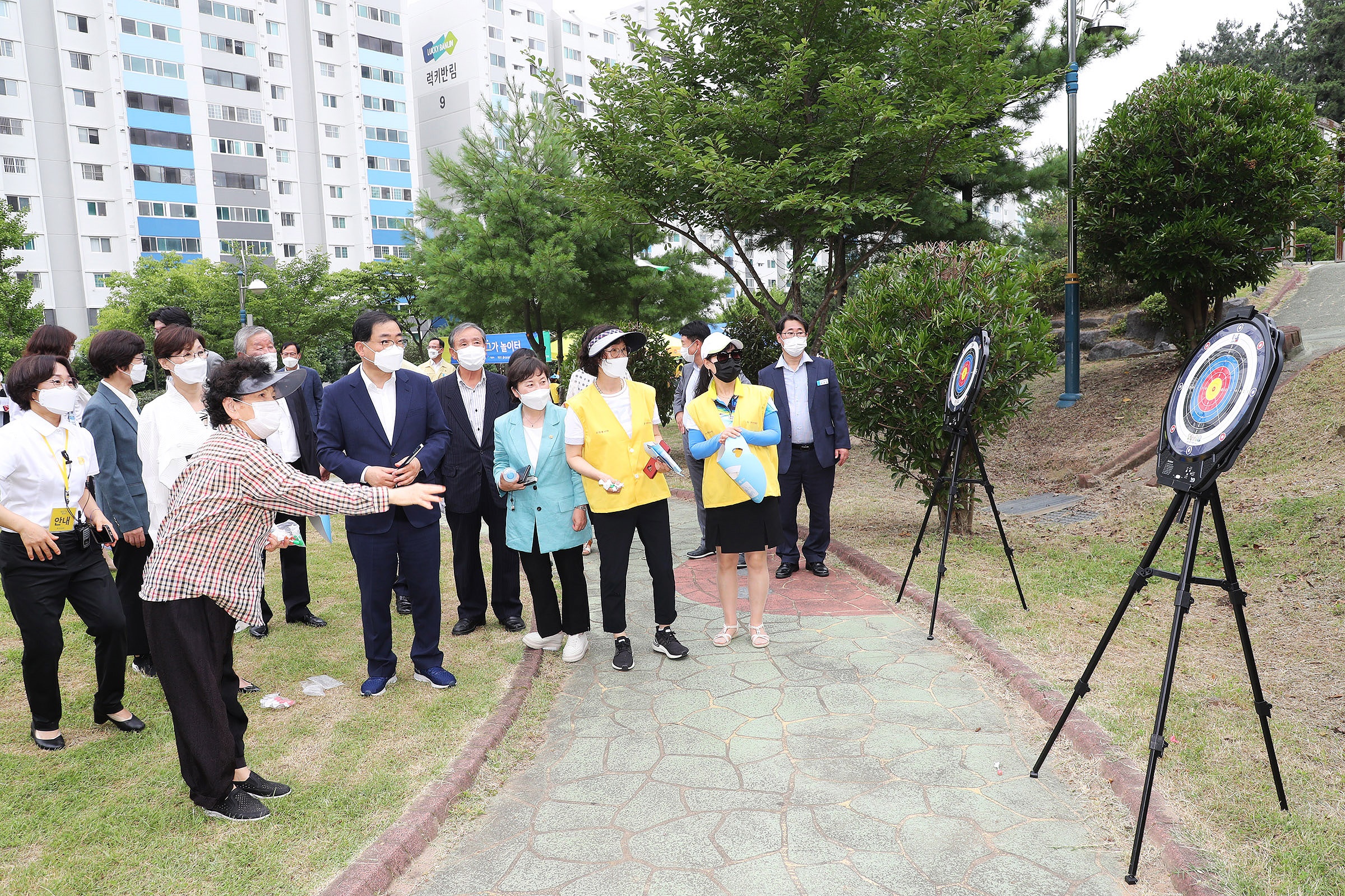 경남 창원시 반송공원에 어른신 놀이터 설치