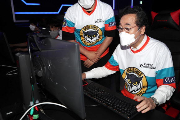 대선 출마를 선언한 더불어민주당 이낙연 전 대표가 30일 오후 광주 동구 조선대학교 해오름관에서 e스포츠경기를 체험하고 있다. 2021.6.30  연합뉴스