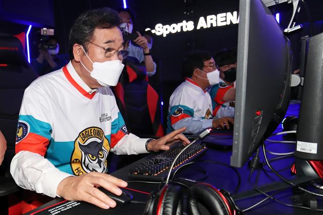 이낙연 전 더불어민주당 대표가 30일 오후 광주 조선대학교 해오름관 e스포츠경기장에서 e스포츠산업학과 학생들과 간담회를 마친 뒤 e스포츠 체험을 하고 있다. 2021.6.30 뉴스1