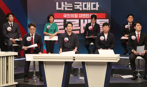 국민의힘 대변인 선발을 위한 토론 배틀 ‘나는 국대다(국민의힘 대변인이다)’ 8강전이 30일 서울 중구 TV조선 스튜디오에서 열리고 있다. 최연소 지원자인 김민규씨(인천국제고3)와 최고령 참가자인 방송인 김연주씨를 비롯해 신인규·민성훈·양준우·임승호·황인찬·황규환씨가 8강전 토론 배틀에 참여했다.2021. 6. 30  국회사진기자단