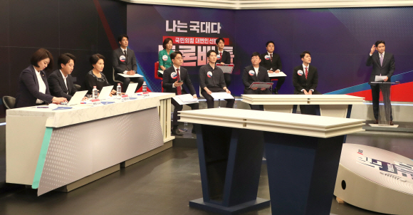 국민의힘 대변인 선발을 위한 토론 배틀 ‘나는 국대다(국민의힘 대변인이다)’ 8강전이 30일 서울 중구 TV조선 스튜디오에서 열리고 있다. 최연소 지원자인 김민규씨(인천국제고3)와 최고령 참가자인 방송인 김연주씨를 비롯해 신인규·민성훈·양준우·임승호·황인찬·황규환씨가 8강전 토론 배틀에 참여했다. 심사의원으로 이준석 대표와 전여옥 전 최고위원, 배현진 대변인이 참석하고 있다.2021. 6. 30  국회사진기자단