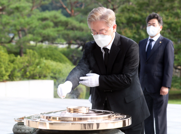 대선출마를 공식 선언한 이재명 경기도지사가 1일 오전 서울 동작구 국립서울현충원 현충탑을 참배하고 있다. 2021. 7. 1  국회사진기자단