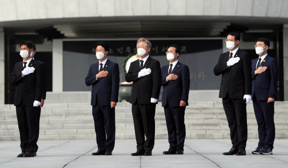 대선출마를 공식 선언한 이재명 경기도지사가 1일 오전 서울 동작구 국립서울현충원 현충탑을 참배하고 있다. 2021. 7. 1  국회사진기자단