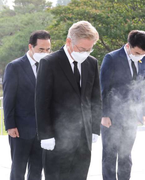 대선 출마를 선언한 이재명 경기도지사가 1일 오전 서울 동작구 국립현충원을 찾아 현충탑을 참배하고 있다. 2021. 7. 1  국회사진기자단