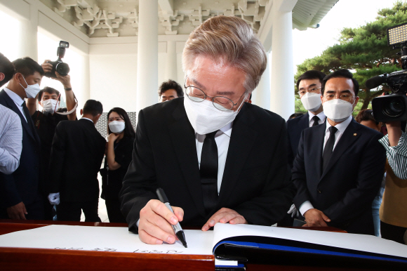 대선 출마를 선언한 이재명 경기도지사가 1일 오전 서울 동작구 국립현충원을 찾아 현충탑 참배를 마친 뒤 방명록을 착성하고 있다. 2021. 7. 1  국회사진기자단